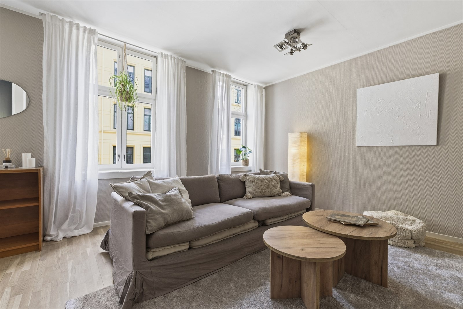 Romslig stue med rikelig lysinnslipp. Eikeparkett på gulv. Galleribilde