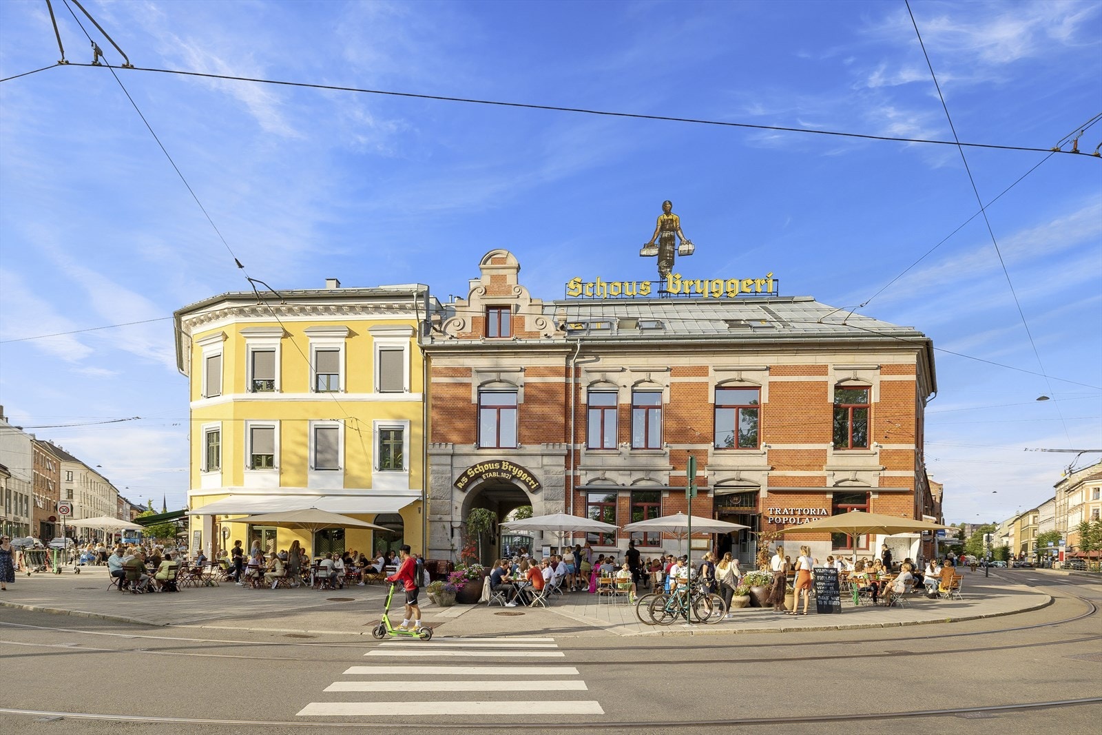 Nærliggende bymiljø med servicetilbud, serveringssteder og kollektivtransport. Galleribilde
