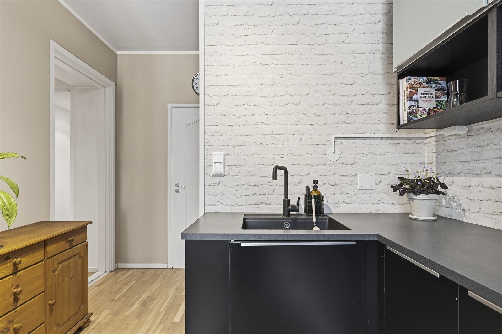 Laminat benkeplate med skyllekum og ettgreps blandebatteri. Galleribilde