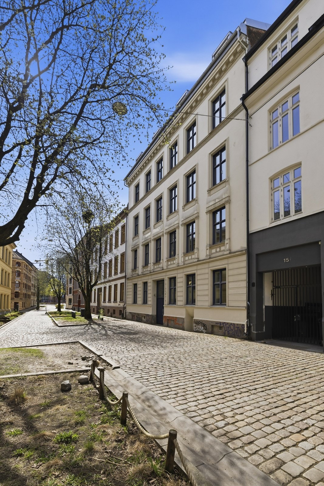 Byggets fasade sett fra gateplan. Galleribilde