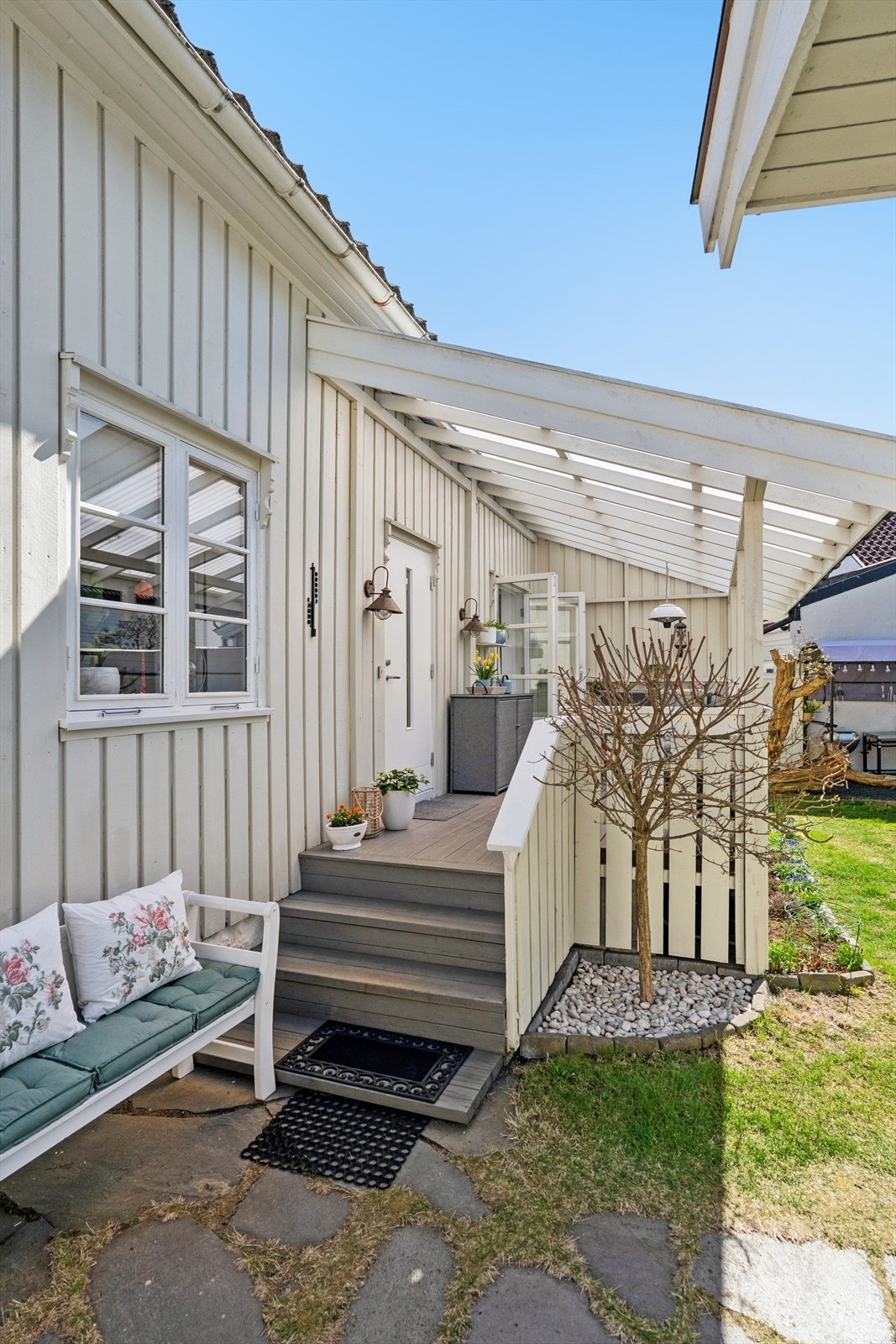 Pent og velstelt, overbygget inngangsparti - Hyggelig veranda! Galleribilde