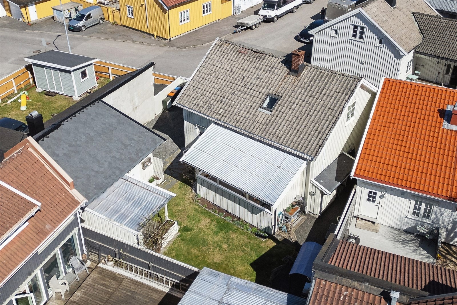 Oversikt over den private og lune bakhagen. Galleribilde