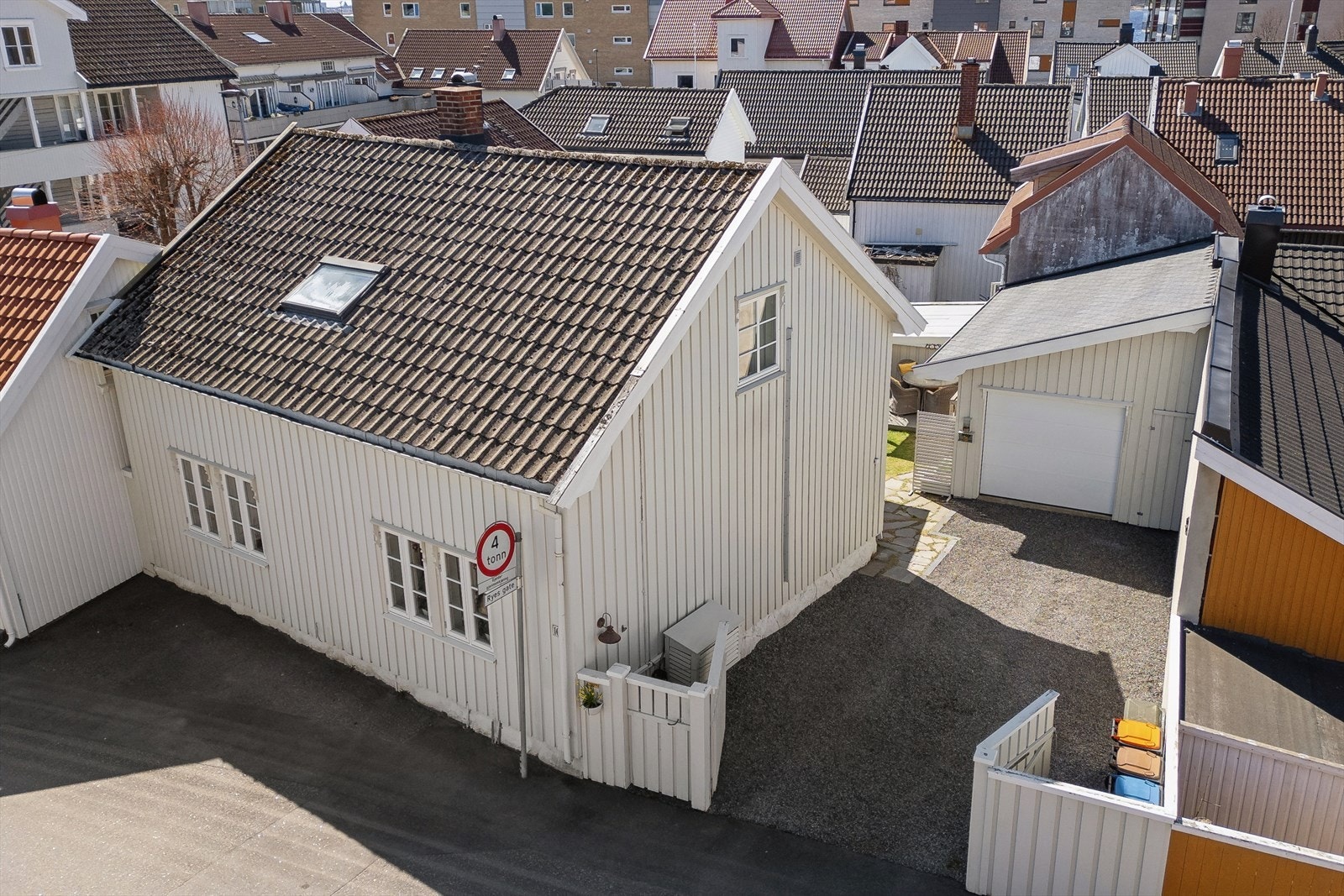 God parkering i eget gårdsrom. Galleribilde