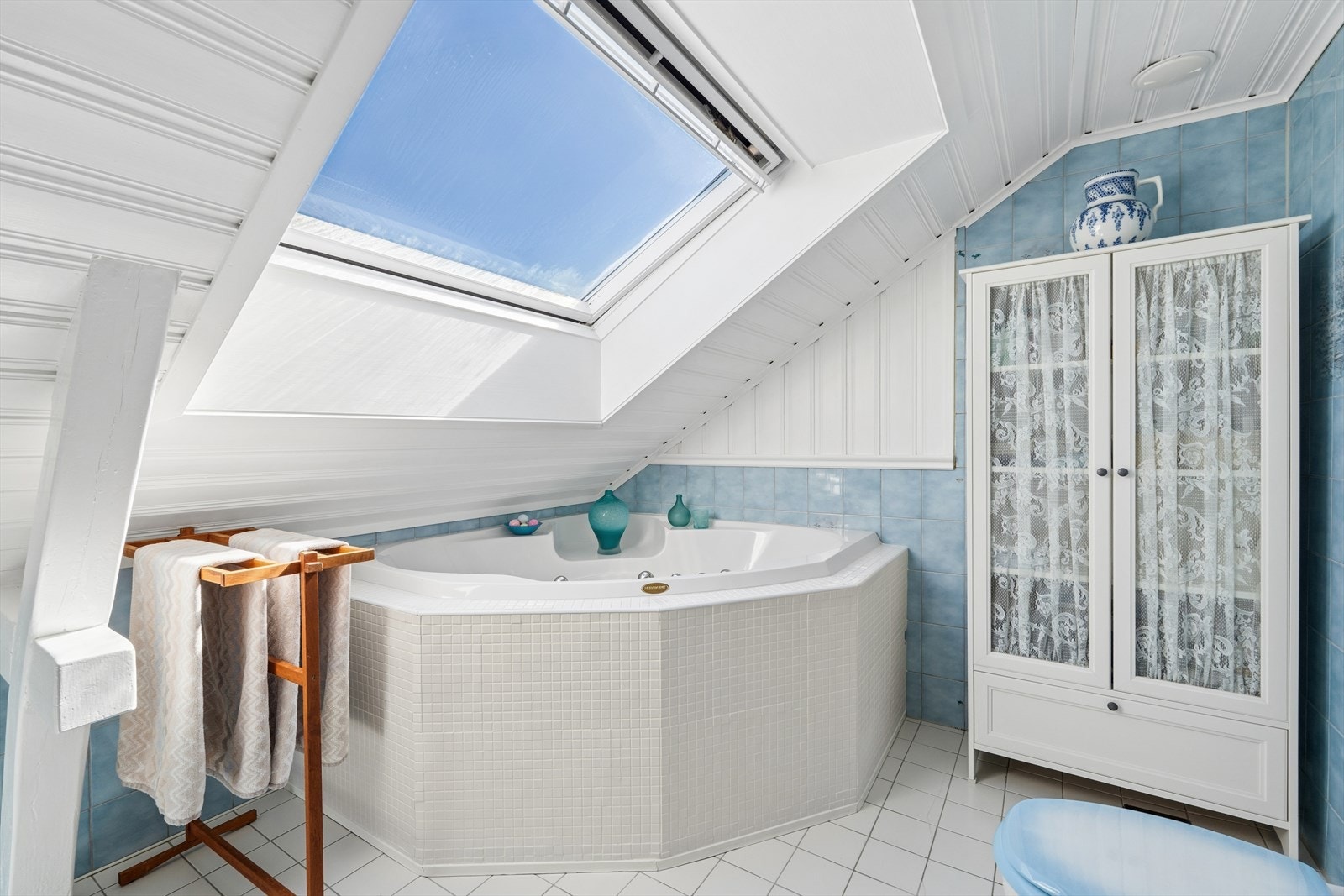 Hjørnebadekaret på hovedbadet inviterer til avslapning. Badet har et oppgraderingsbehov, blant annet knyttet til defekt ventilasjon og overflater med slitasje (TG3 i rapporten). Galleribilde