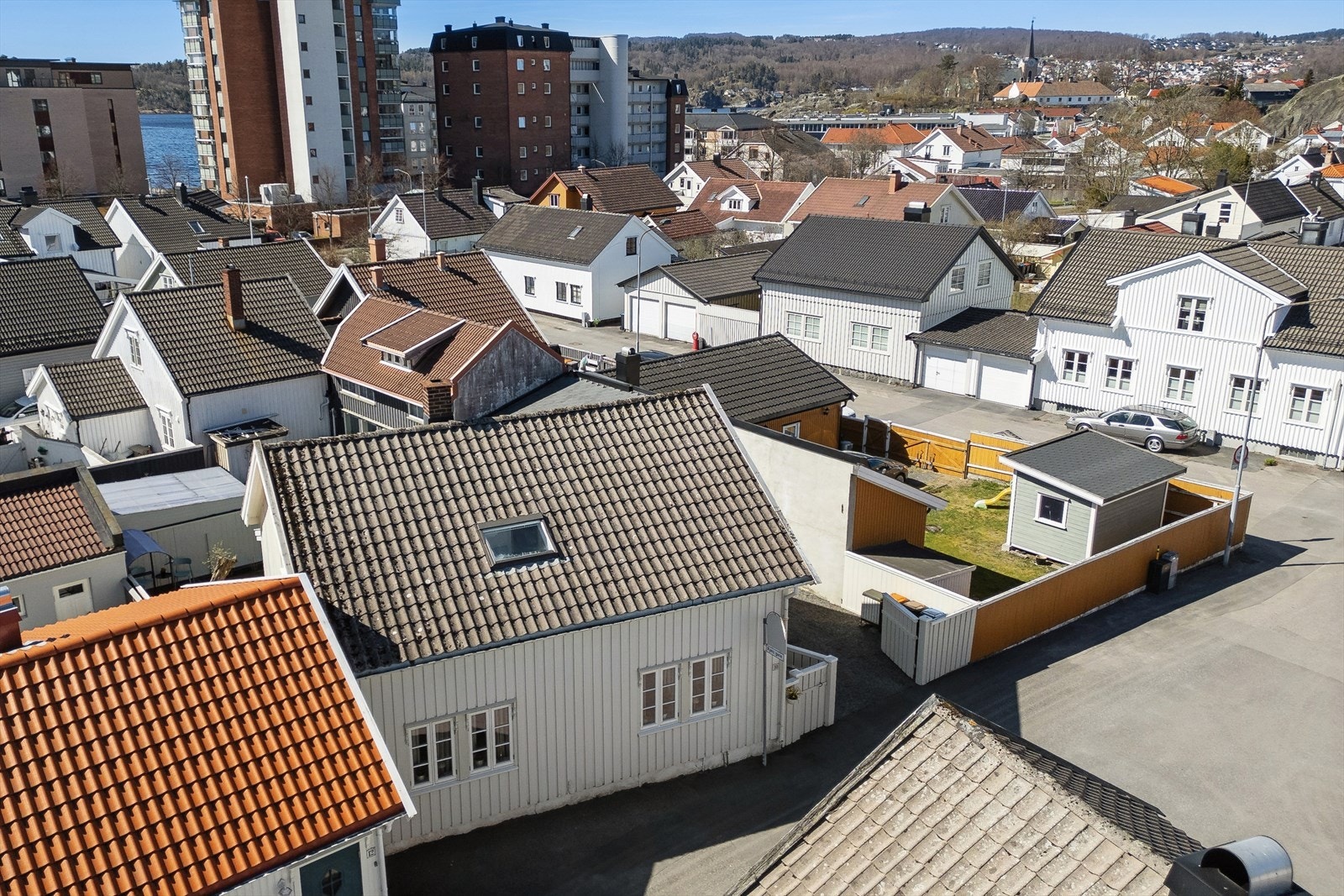 Her bor du med kort avstand til det du trenger i hverdagen - Området er et av de eldste i Larvik og preges av unik bebyggelse fra så langt tilbake som 1600-tallet. Områdets sentrale beliggenhet og sjarm har ført til økende popularitet. Galleribilde