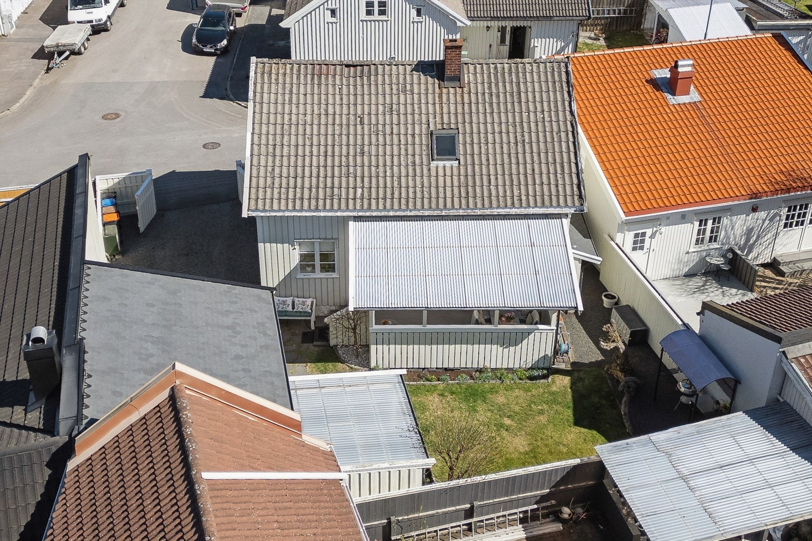 Eiendommen ligger skjermet til i et etablert og rolig boligområde. Galleribilde