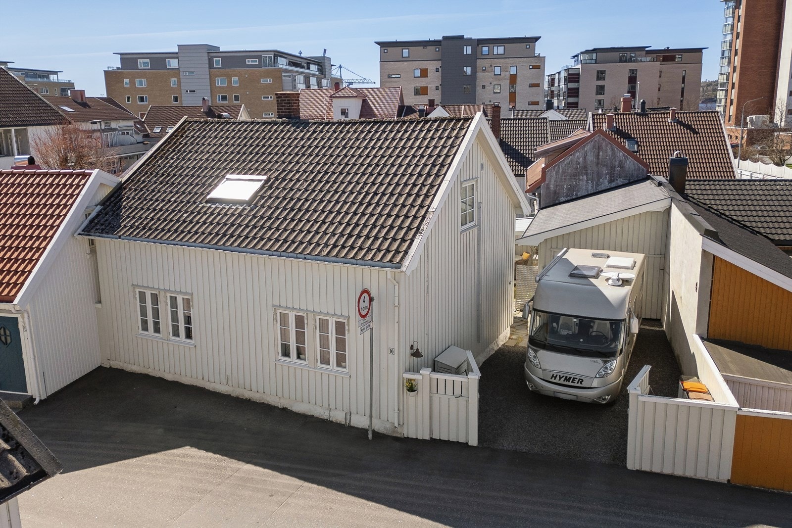 Romslig gårdsplass med rikelig plass for biloppstilling - til og med plass til en stor campingbil om man ønsker. Galleribilde
