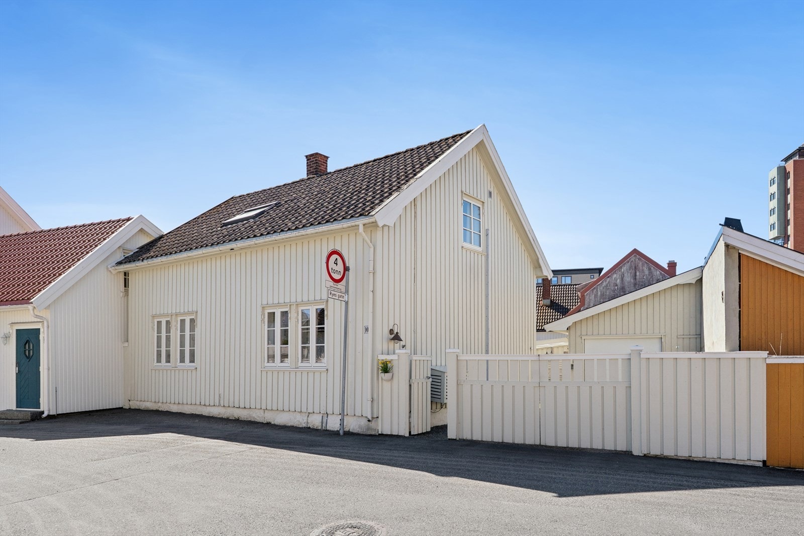 DNB Eiendom v/Magnus Kristiansen har gleden av å presentere Colbjørnsens gate 10 - Sentral og tilbaketrukket plassering på Torstrand. Galleribilde