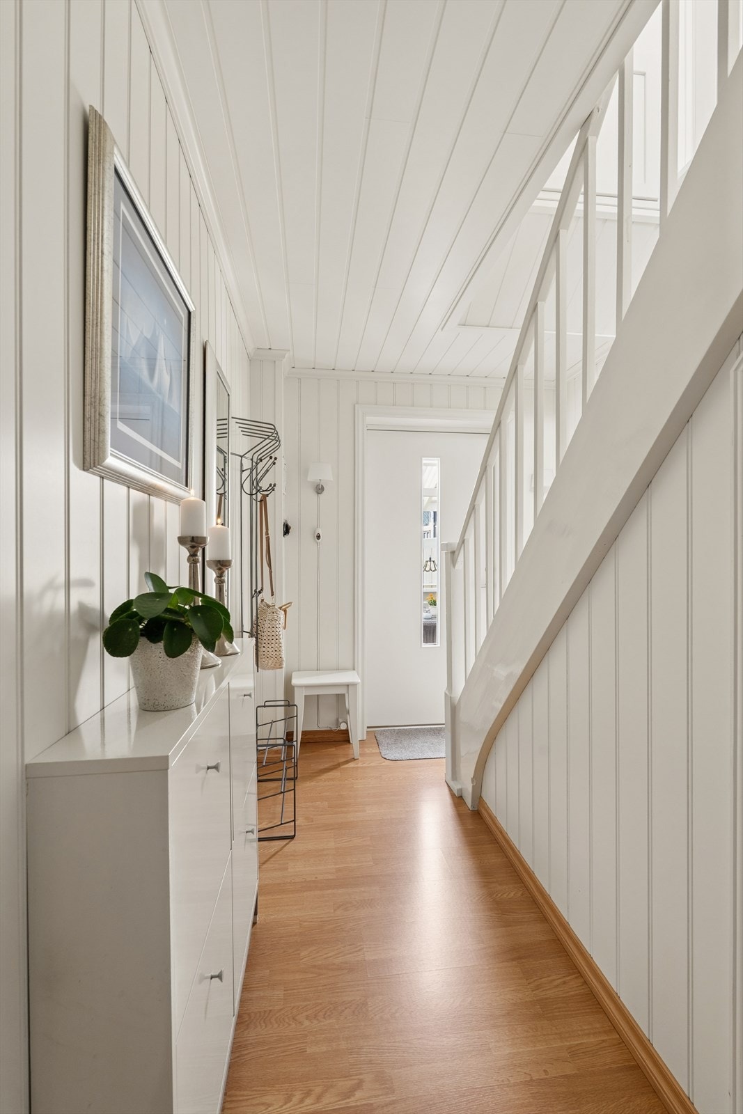 Entréen har panel på vegger og i himling, lagt i 2007. Herfra fører en malt tretrapp opp til 2. etasje. Galleribilde