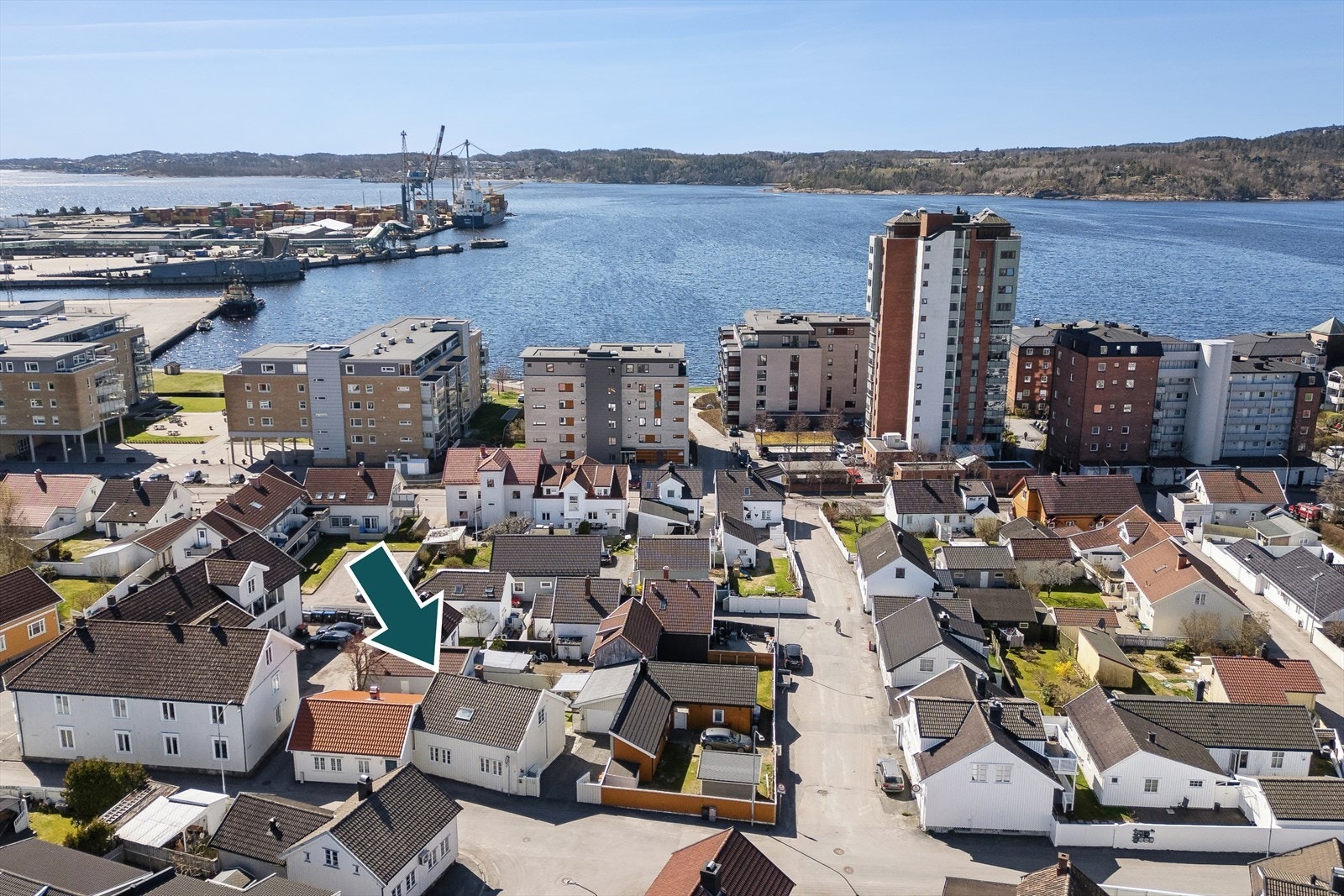 Gangavstand til sjøen, turområder, butikker og flere skoler. Galleribilde