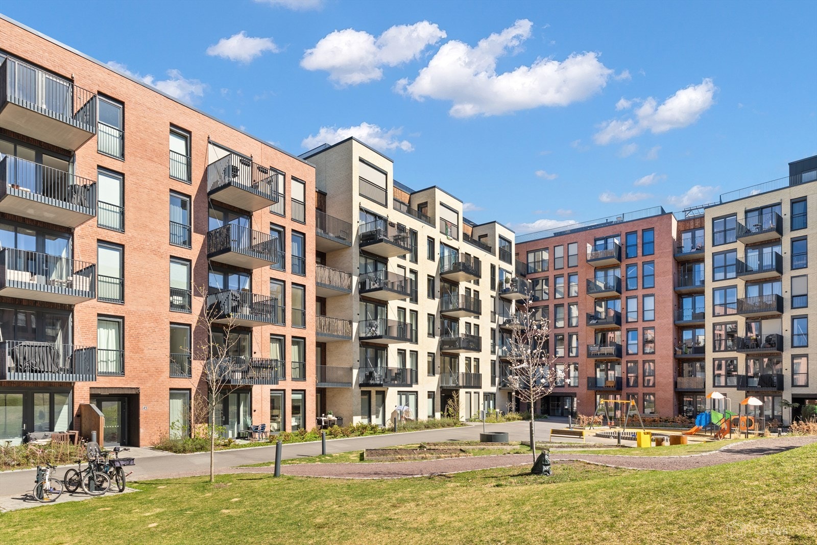 Bygget fremstår moderne med rene linjer og tidsriktig arkitektur. Galleribilde