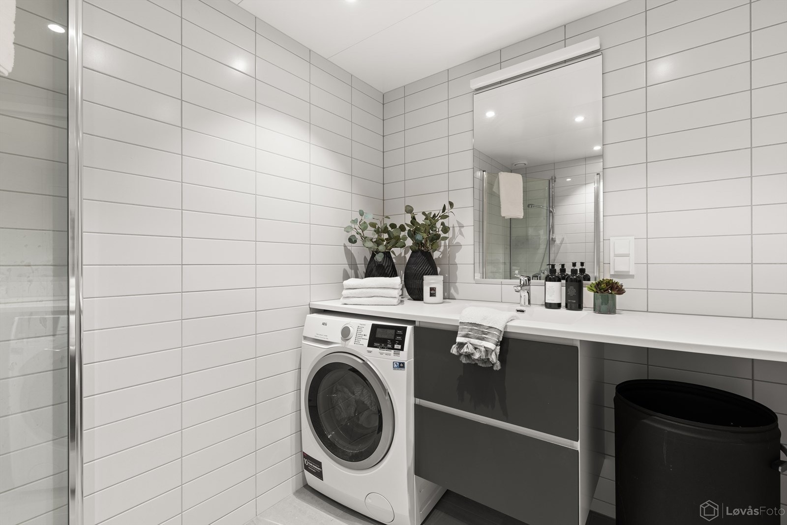 Hovedbadet ligger praktisk til ved entréen og fremstår moderne og delikat. Galleribilde