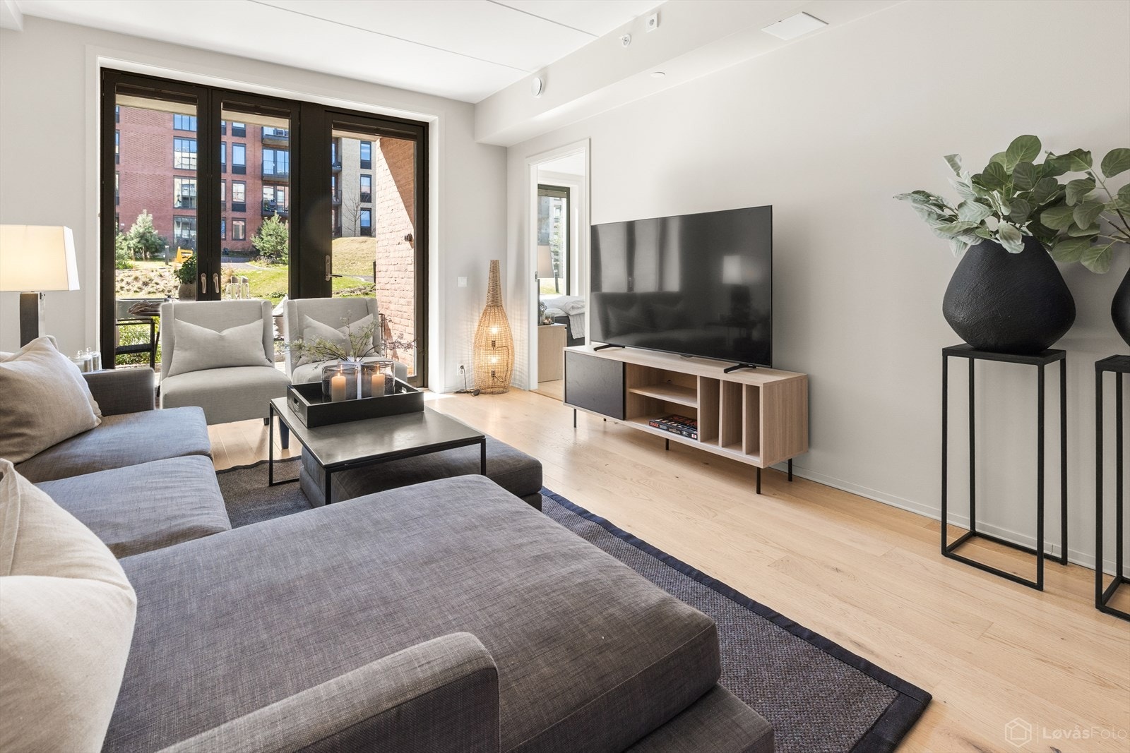 TV-sonen er naturlig plassert og gir en komfortabel og sosial løsning for både hverdag og gjester. Galleribilde