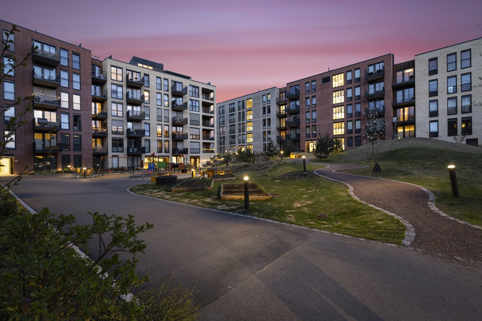 En stilren og innbydende bolig hvor materialvalg, løsninger og romfølelse er nøye avstemt for å gi en helhetlig og eksklusiv opplevelse. Galleribilde