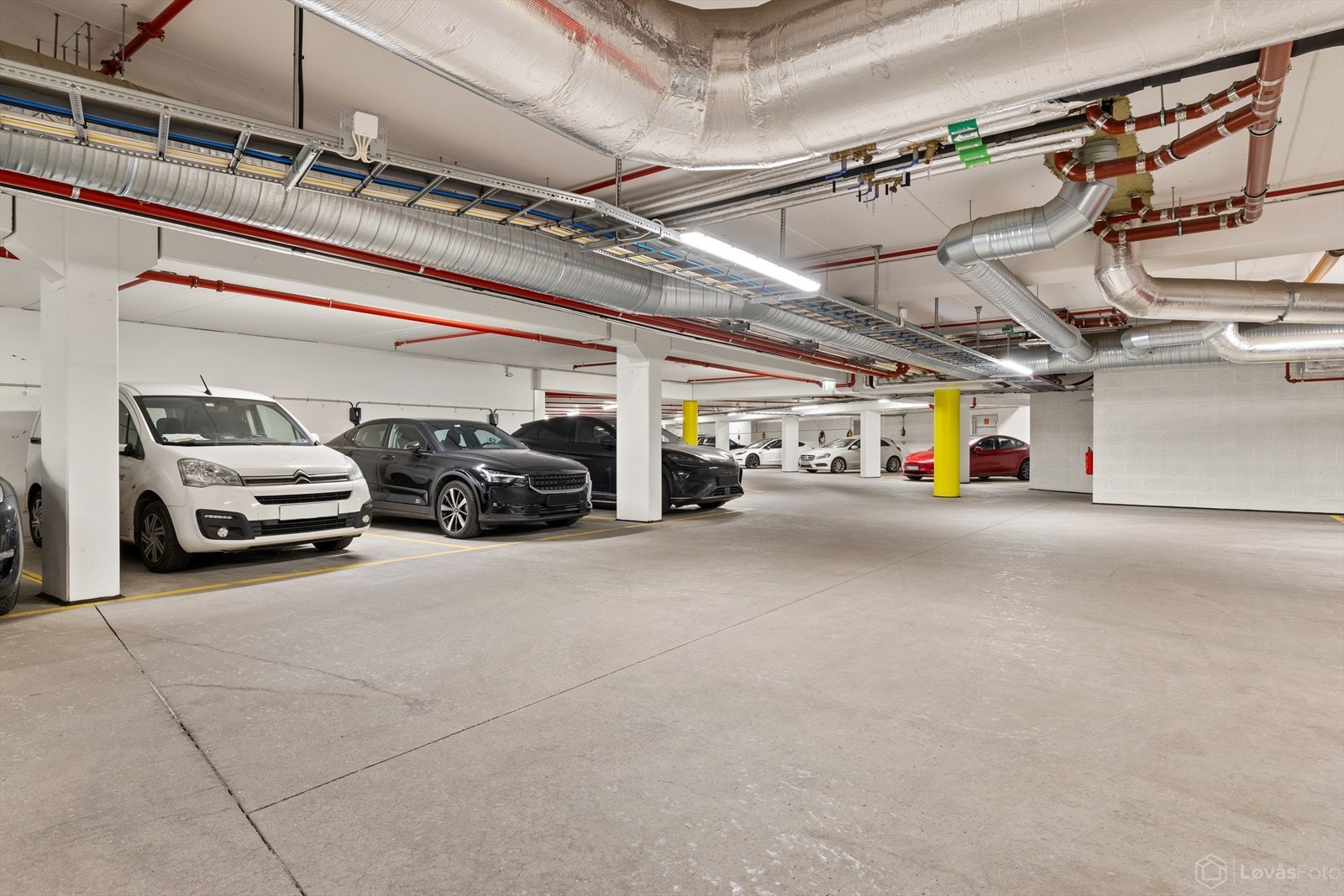 Med boligen følger garasjeplass i lukket anlegg, som gir trygg og enkel parkering. Galleribilde