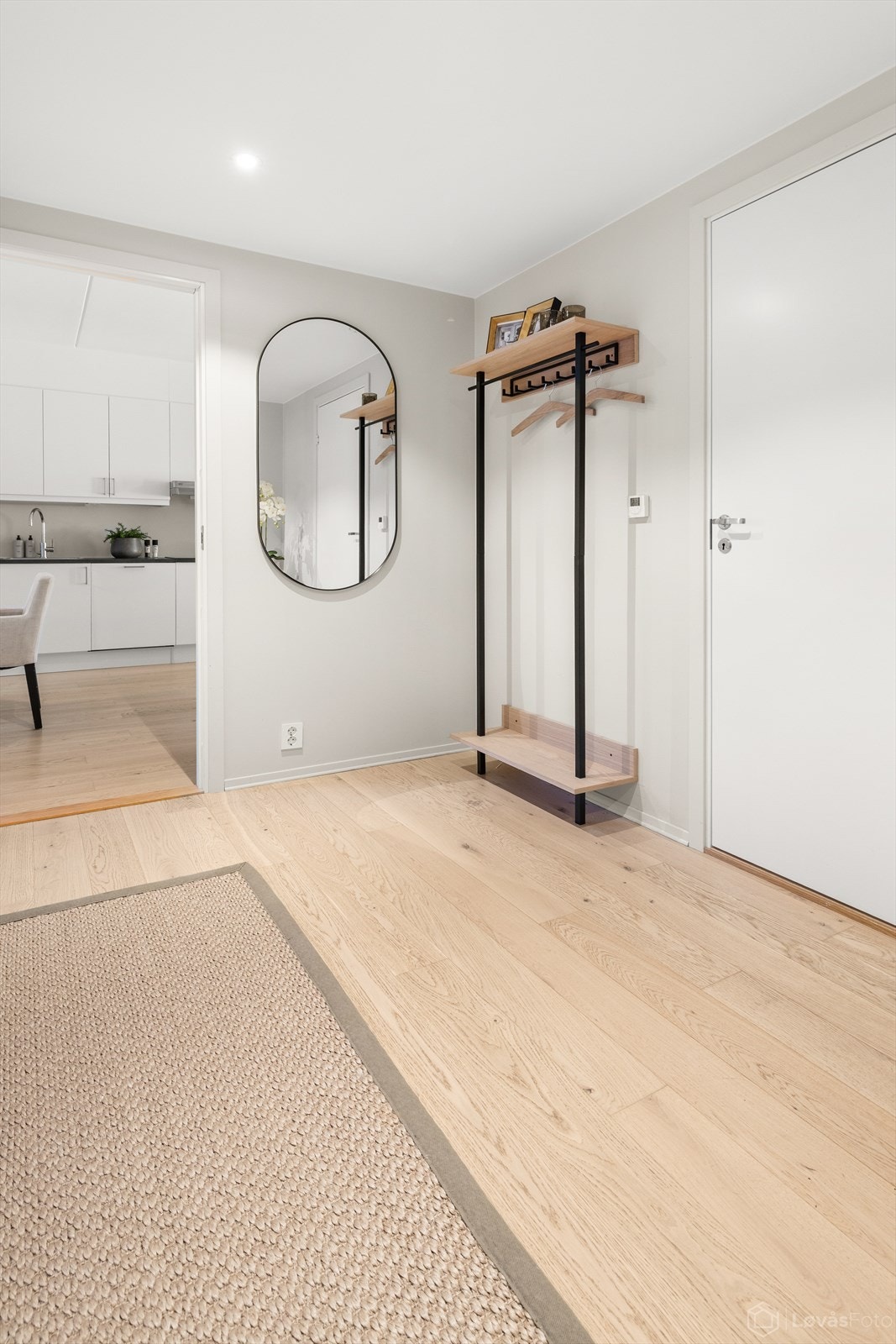Entréen har plass til garderobeløsning og gir en ryddig og funksjonell start på boligen, med enkel tilgang videre til alle rom. Galleribilde