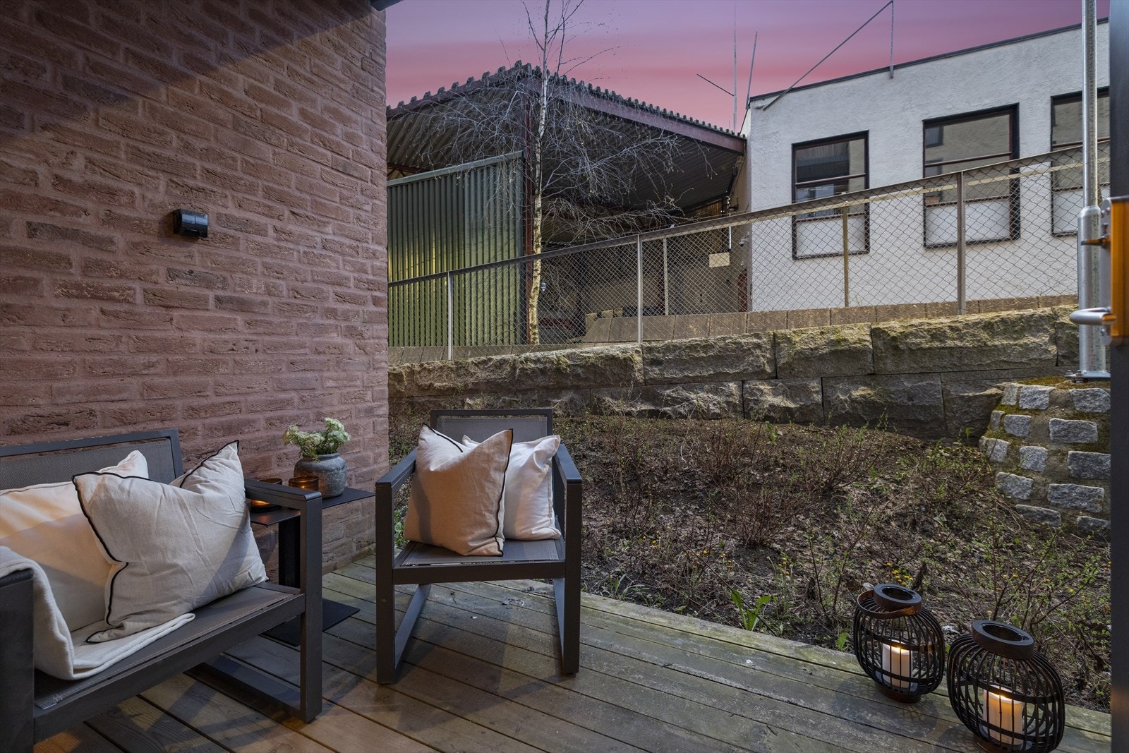 Denne terrassen egner seg perfekt til morgenkaffen, grillen eller et rolig måltid utendørs. Galleribilde