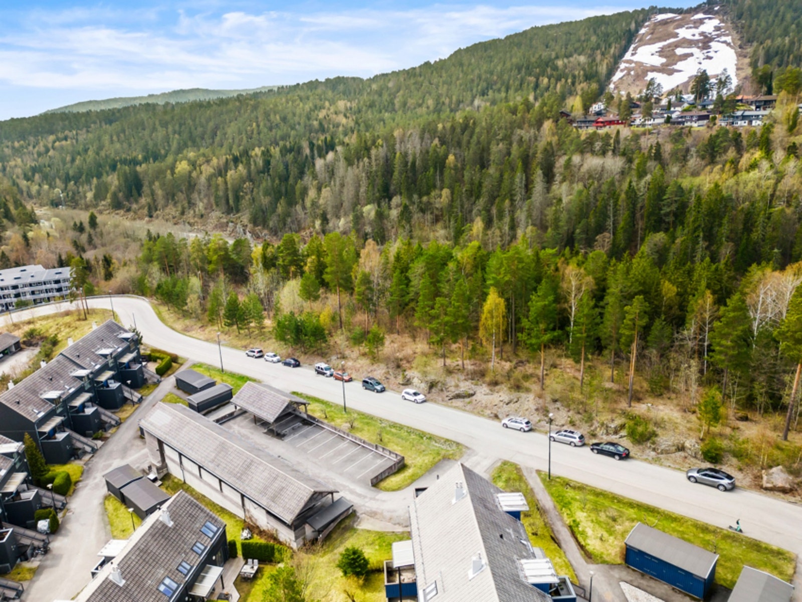 Fra Korpåsen er det kort avstand til Vardåsen skisenter, Gullhella stasjon og flotte turstier/skiløyper! Galleribilde