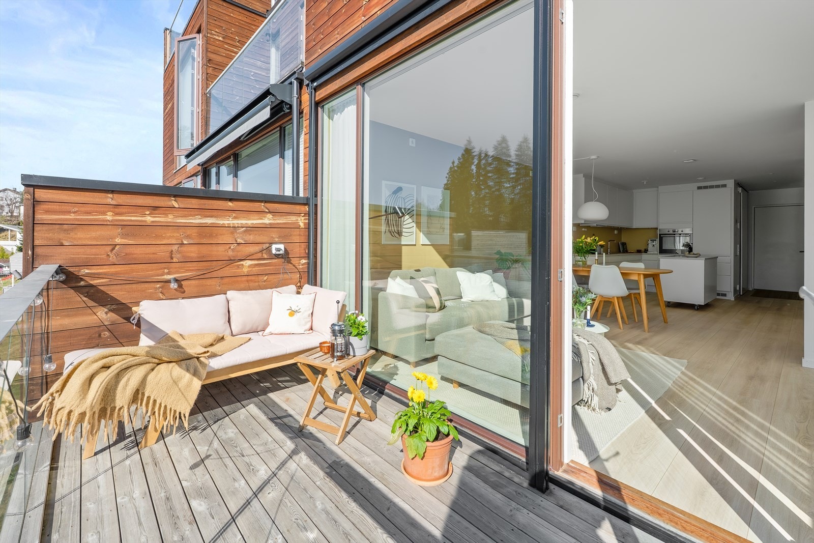 Balkongen på 7,6 m² har god plass til en sittegruppe og utemøbler. Galleribilde