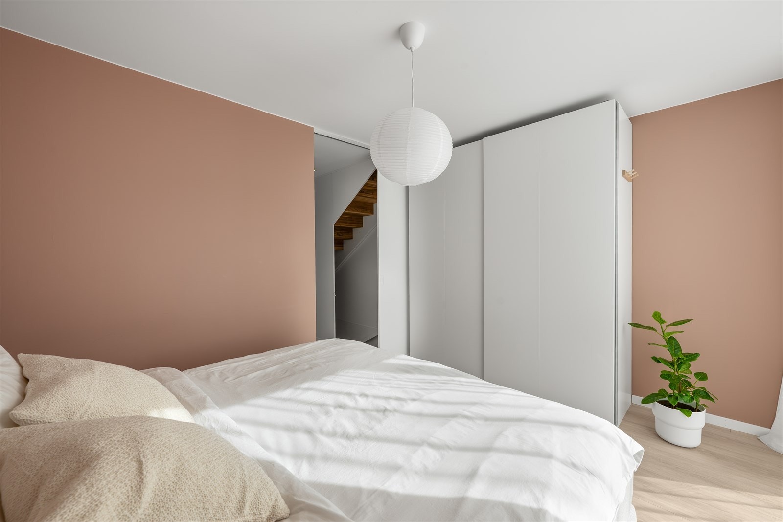 Rommet har en stor skyvedørsgarderobe som gir rikelig med oppbevaringsplass. Galleribilde