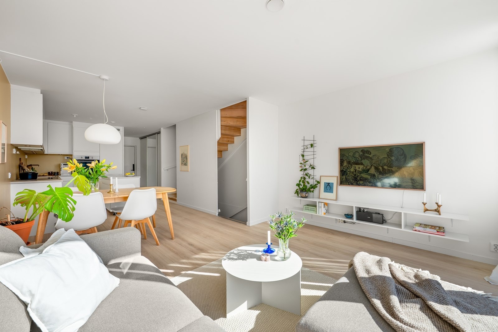 Stuen er malt i lyse og behagelige farger. Galleribilde