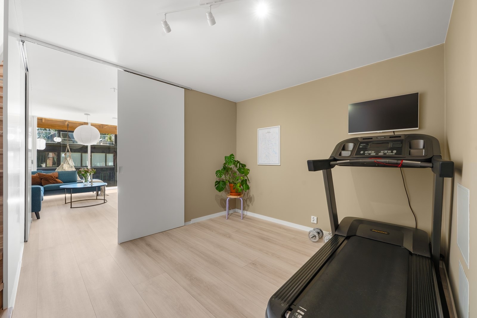 Underetasjen har også et fleksibelt areal som i dag benyttes til trening og hjemmekontor. Galleribilde