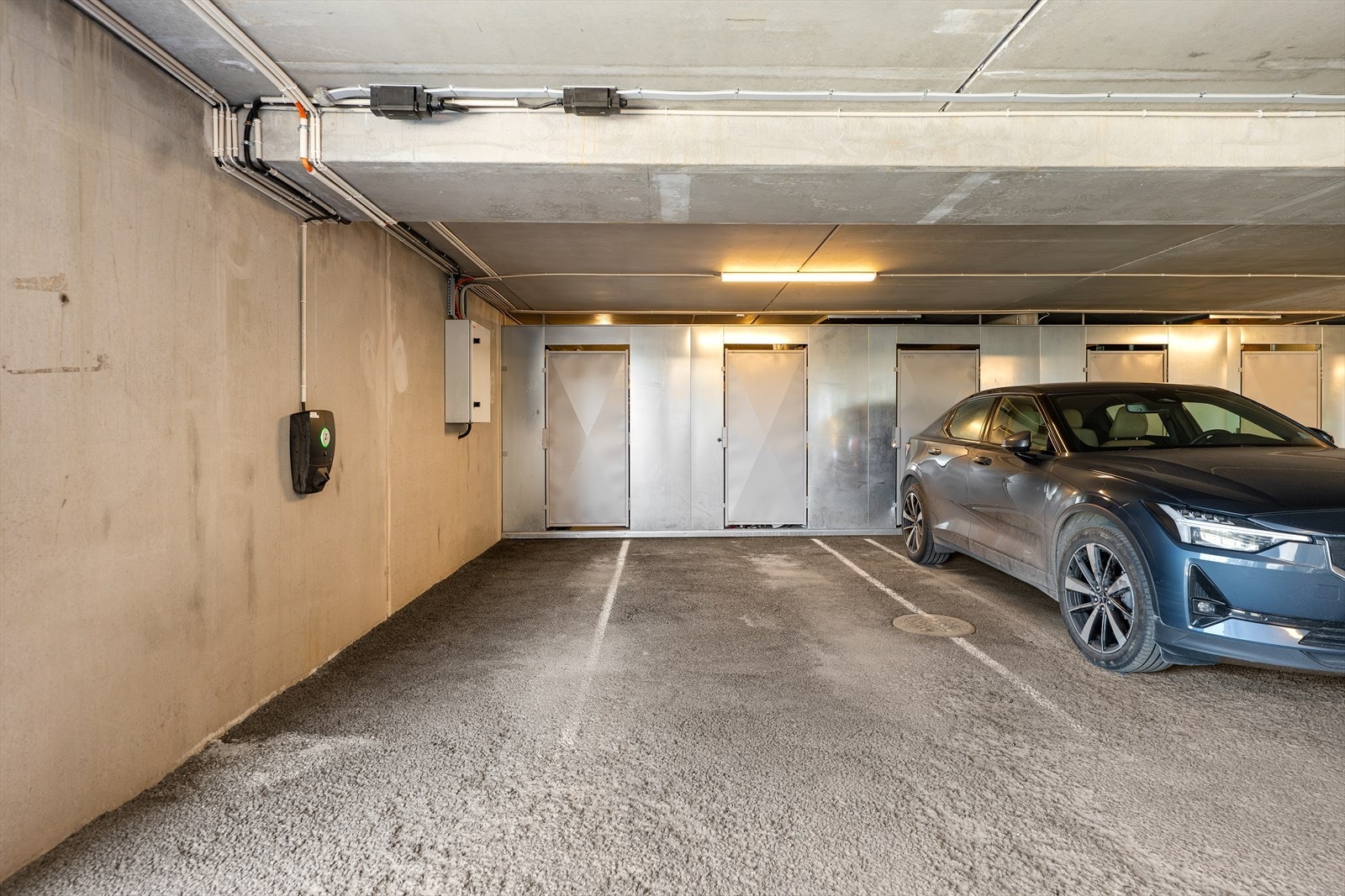 Det medfølger én parkeringsplass i felles garasjekjeller. Her finner man også en praktisk sportsbod på 5,3 m². Galleribilde