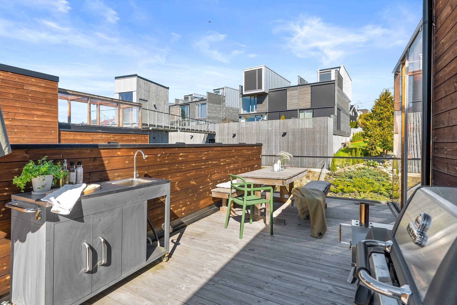 Takterrassen er en sosial sone med god plass til utekjøkken, grill og spiseplass. Galleribilde