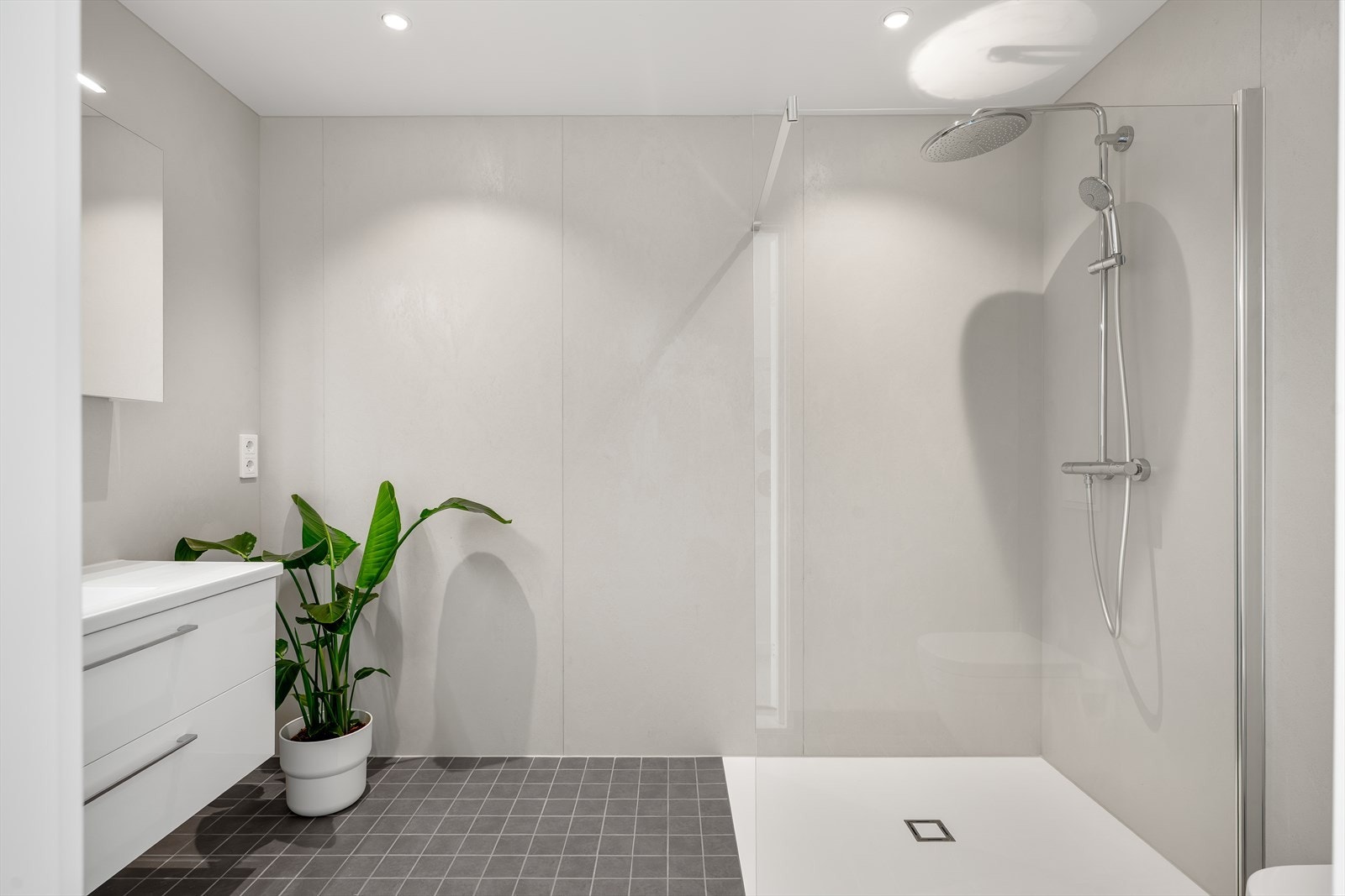 Dusjsonen er utstyrt med en rett glassvegg som gir et rent og moderne uttrykk. Galleribilde