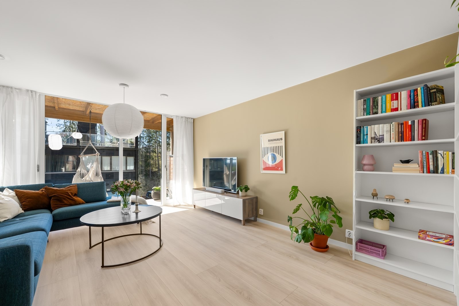 I underetasjen finner du en ekstra stue på ca. 19 m², perfekt som TV-stue eller lekerom for barna. Galleribilde