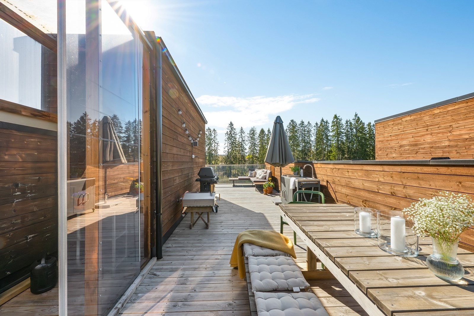 Boligens høydepunkt er den store takterrassen på 34,3 m². Her er det rikelig med plass for både loungegruppe og langbord, med en flott utsikt over nærområdet. Galleribilde