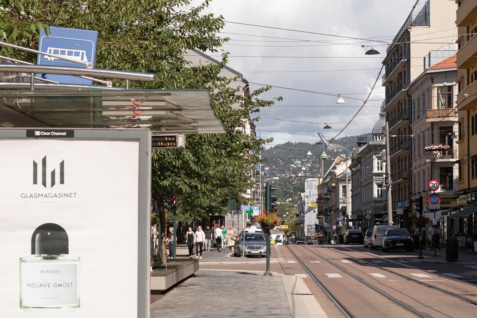 Et bredt kollektivtilbud i umiddelbar nærhet, med enkel tilgang til både trikk, buss og T-bane. Galleribilde