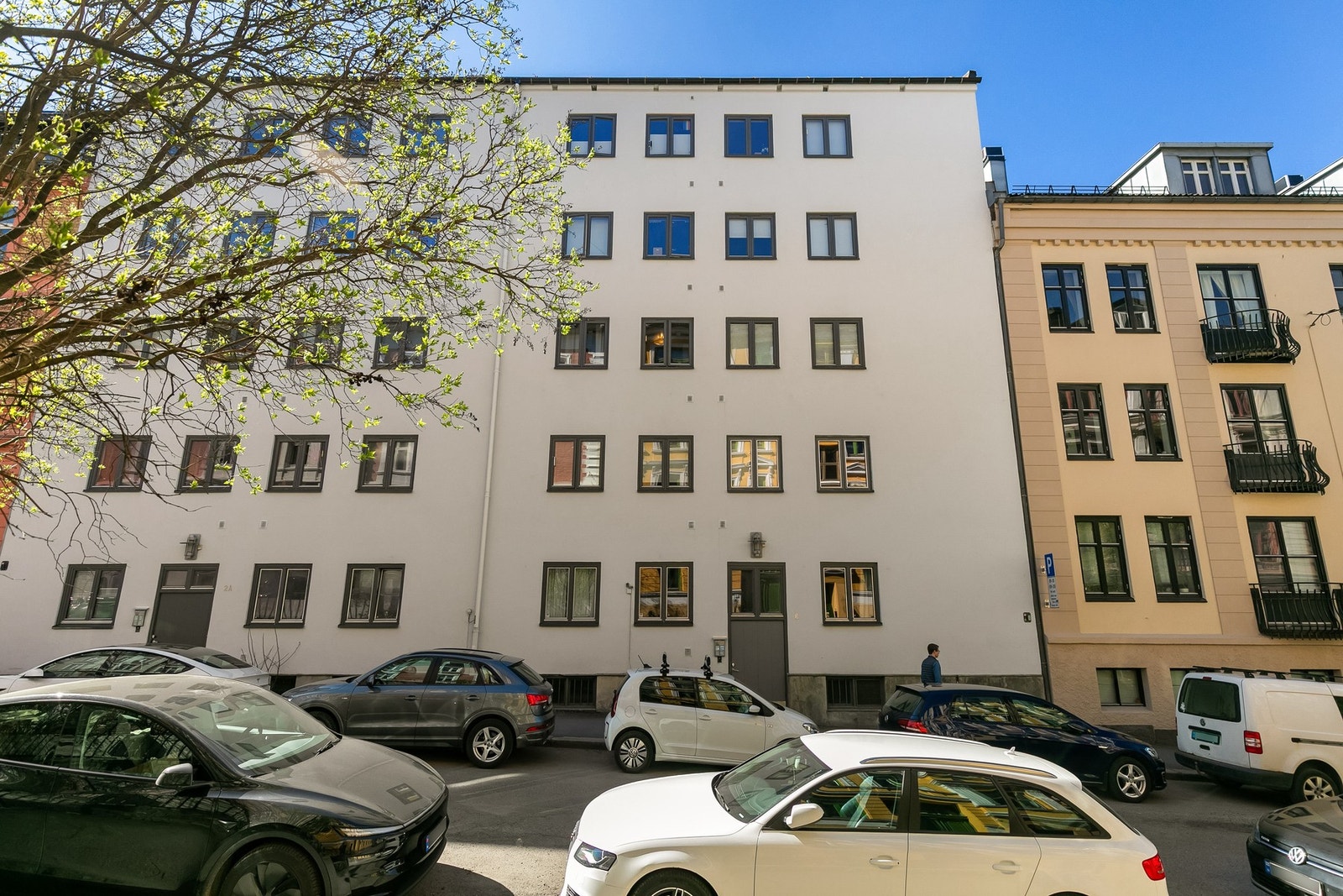 Hjørneleilighet med byggets høyeste første etasje - ca. 2,25m fra bakkeplan til vinduskarmen. Galleribilde