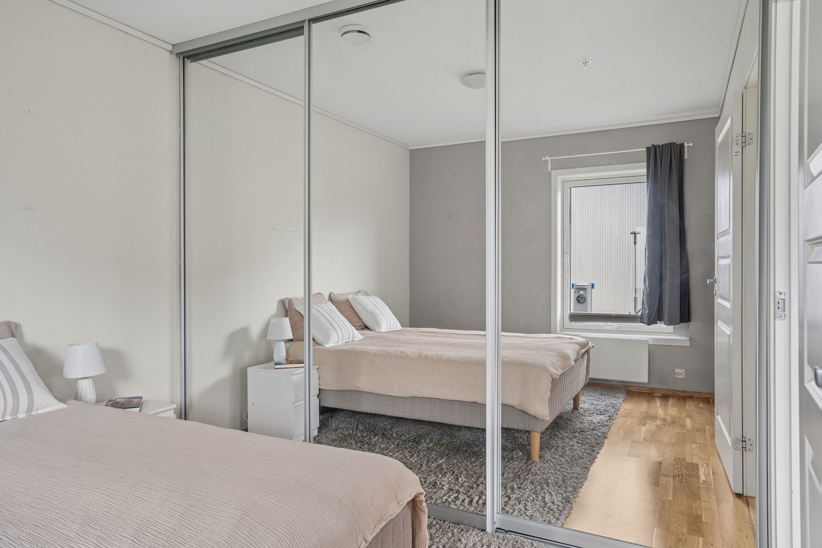 Innredet med en plassbygd skyvedørsgarderobe av god størrelse. Galleribilde