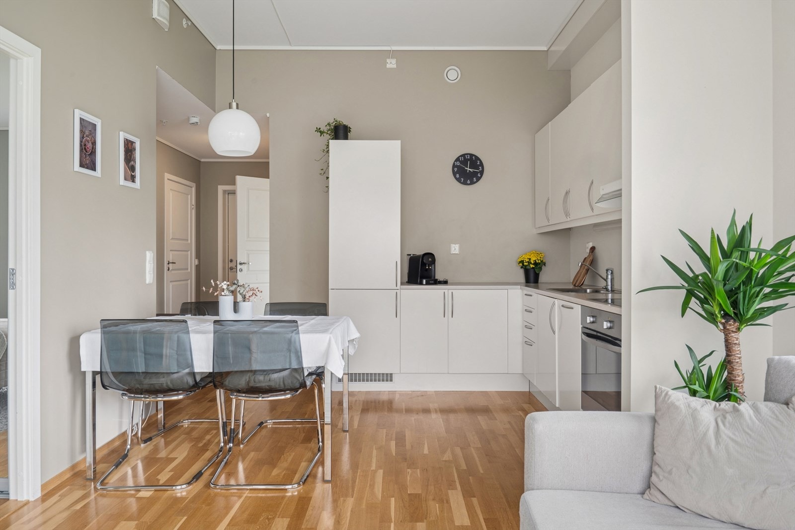 Kjøkkenet er utvidet over standardleveransen, og byr på integrerte hvitevarer som kombinert kjøl- og fryseskap, stekeovn med platetopp og oppvaskmaskin. Galleribilde