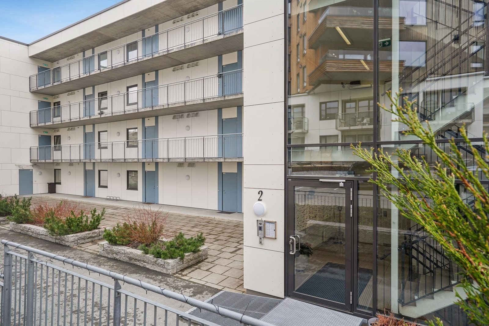 Inngangsparti. Med leiligheten følger det en ekstra stor bod på 8 m² like utenfor leilighetsdøra. Galleribilde