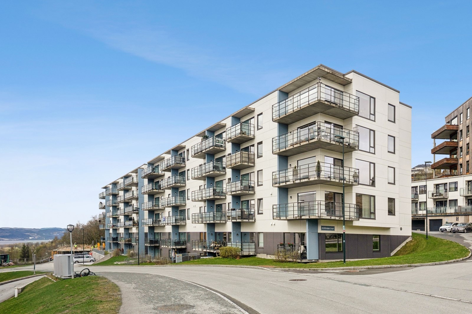 Felleskostnadene er på 2.268,- pr. mnd. og dekker blant annet felles bygningsforsikring, drift og renhold av fellesarealer, internett og sparing. Galleribilde