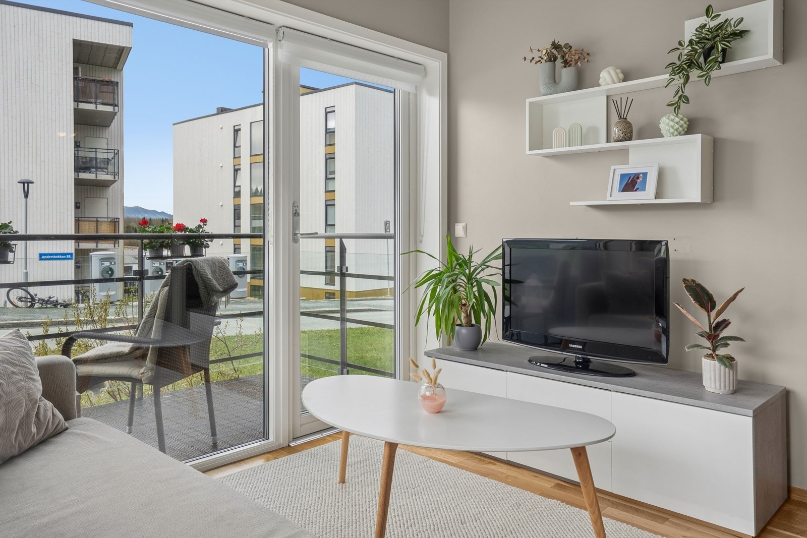 Selger har oppgradert verandadøra slik at den kan låses fra inn- og utside, og dermed brukes som utgangsdør. Galleribilde