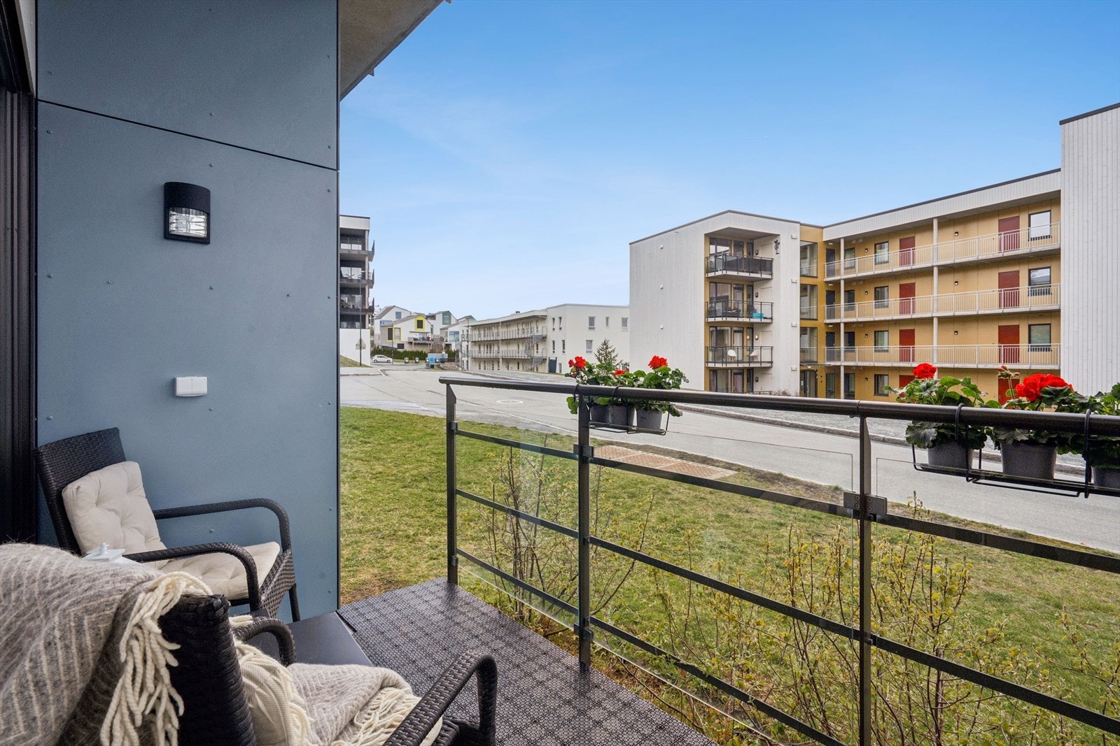 Overbygd veranda på ca 5 m² utstyrt med blant annet utestikk og belysning. Galleribilde