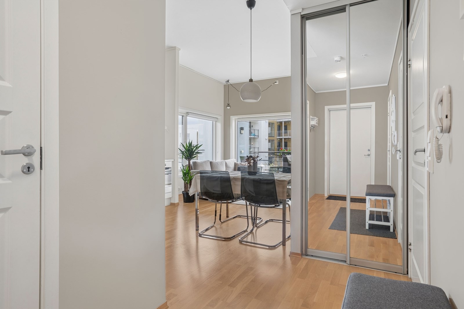 Inngangspartiet er på 5,7 m², og består av en skyvedørsgarderobe samt plass til oppheng av yttertøy. Galleribilde