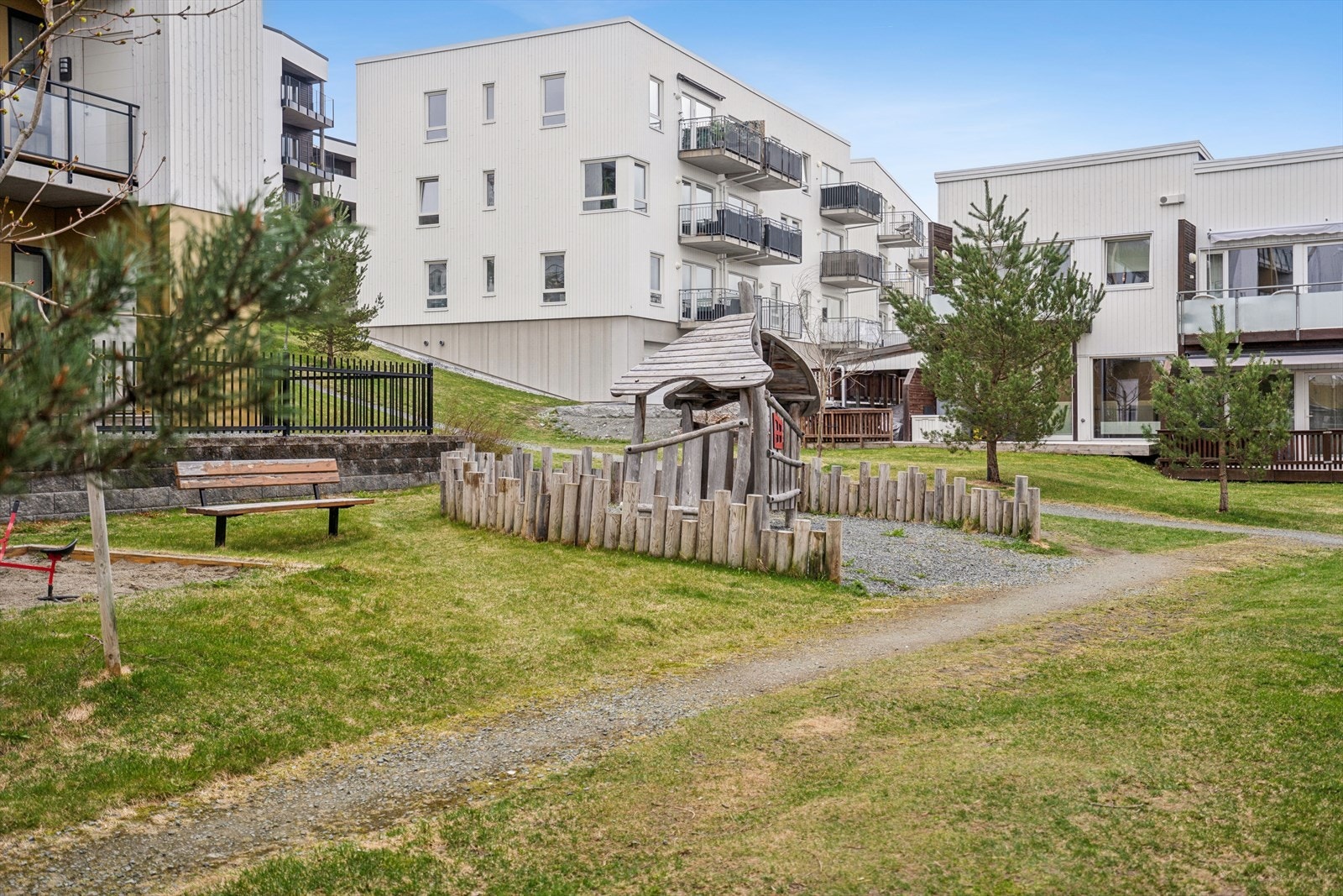 Leiligheten passer perfekt for deg som ønsker gangavstand til flotte turområder, samtidig som du har nærhet til Heimdal og Trondheim. Husk å melde deg på visning! Galleribilde