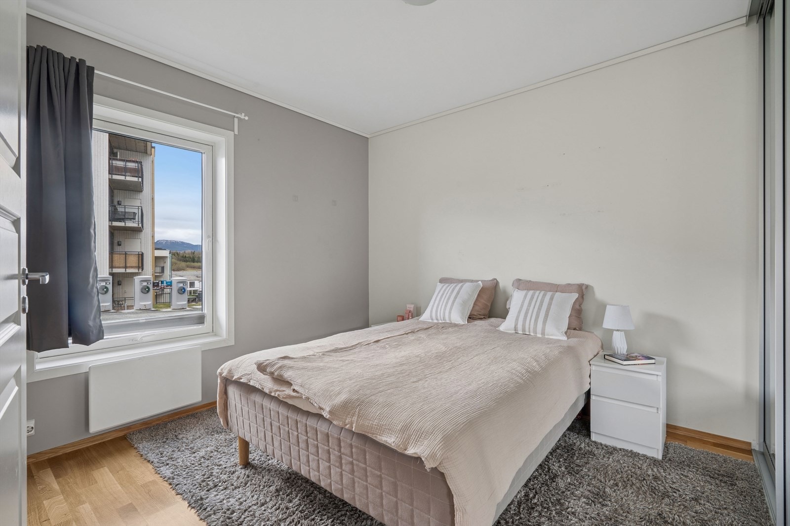 Hovedsoverommet er holdt i duse farger og måler 11 m². Galleribilde