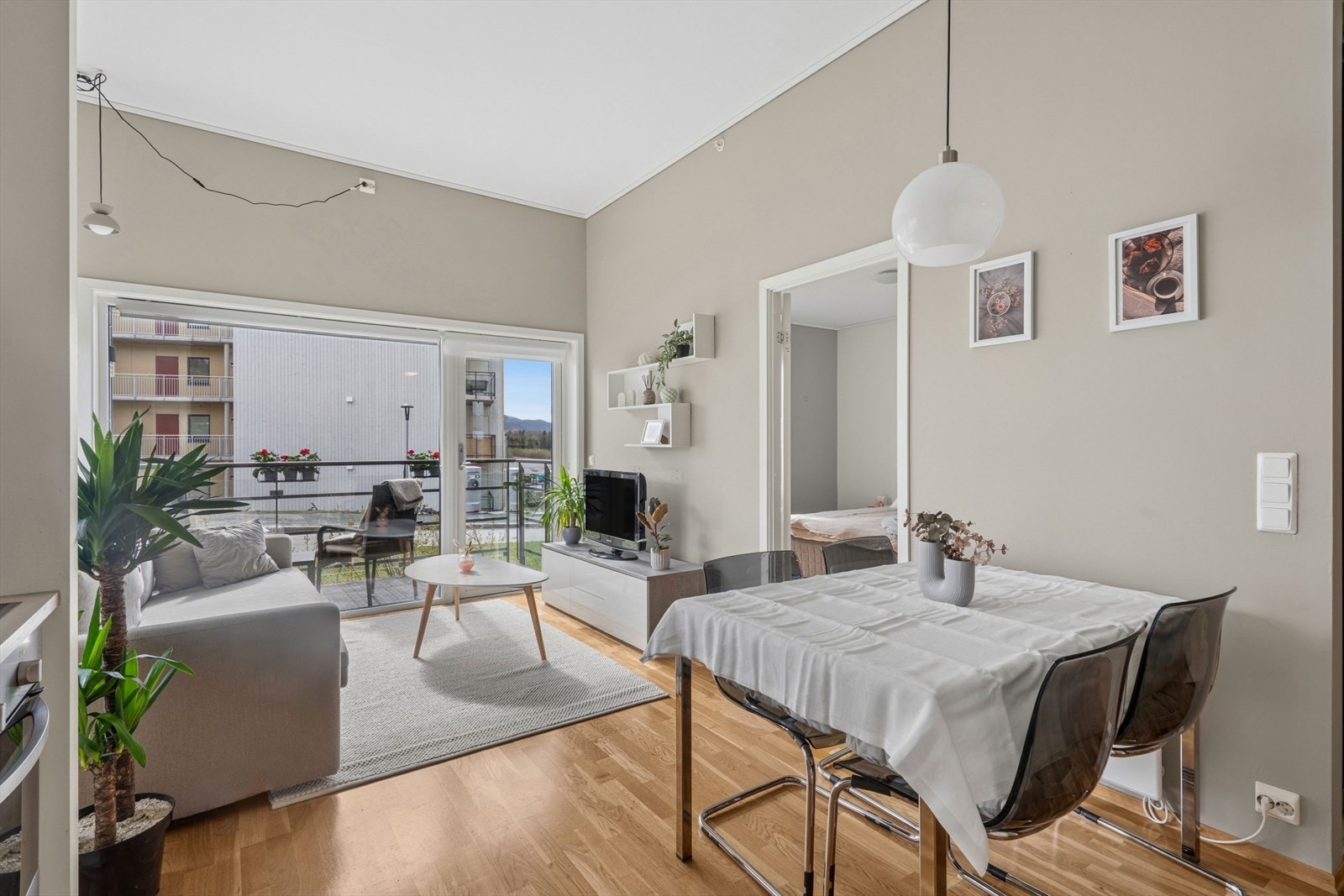 Leiligheten fremstår som lys og moderne med fornuftige størrelser på alle rom. Galleribilde
