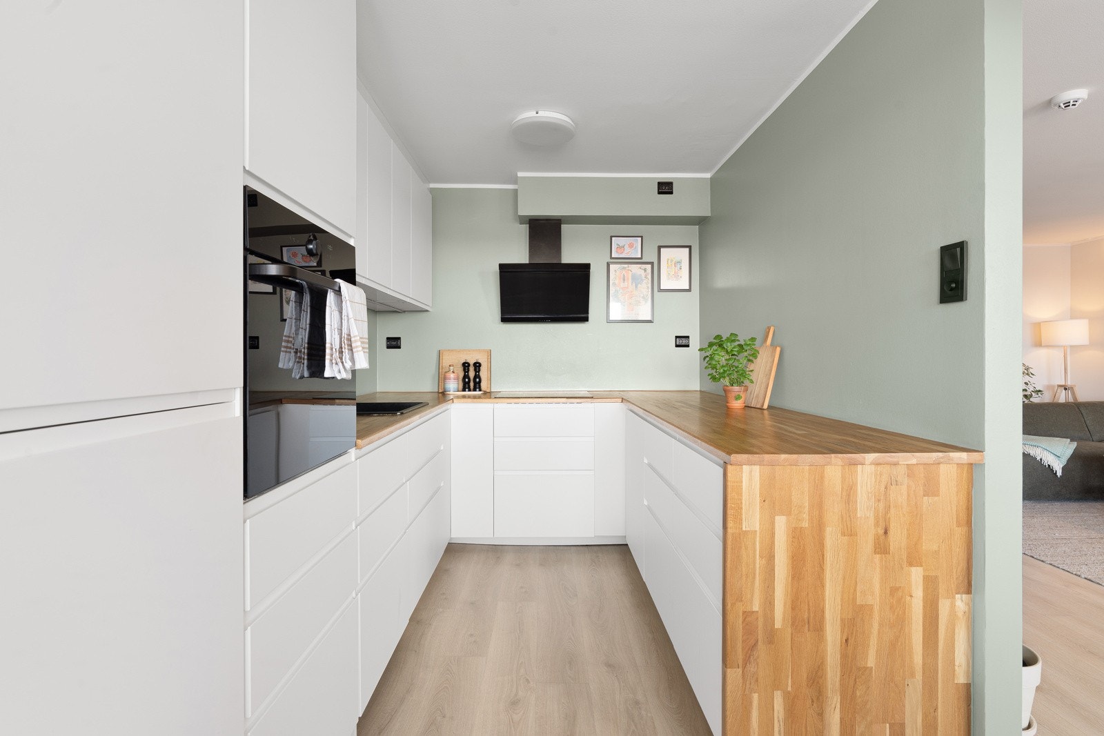 Pent kjøkken med integrerte hvitevarer.