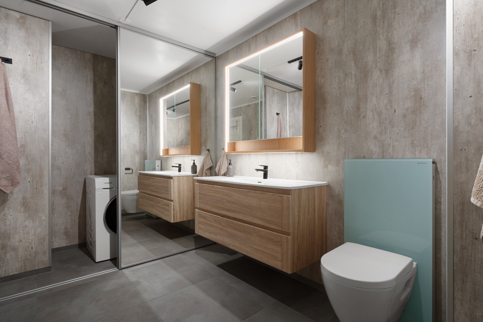 Bak skyvedør er det opplegg for vaskemaskin/tørketrommel samt vvs tank.