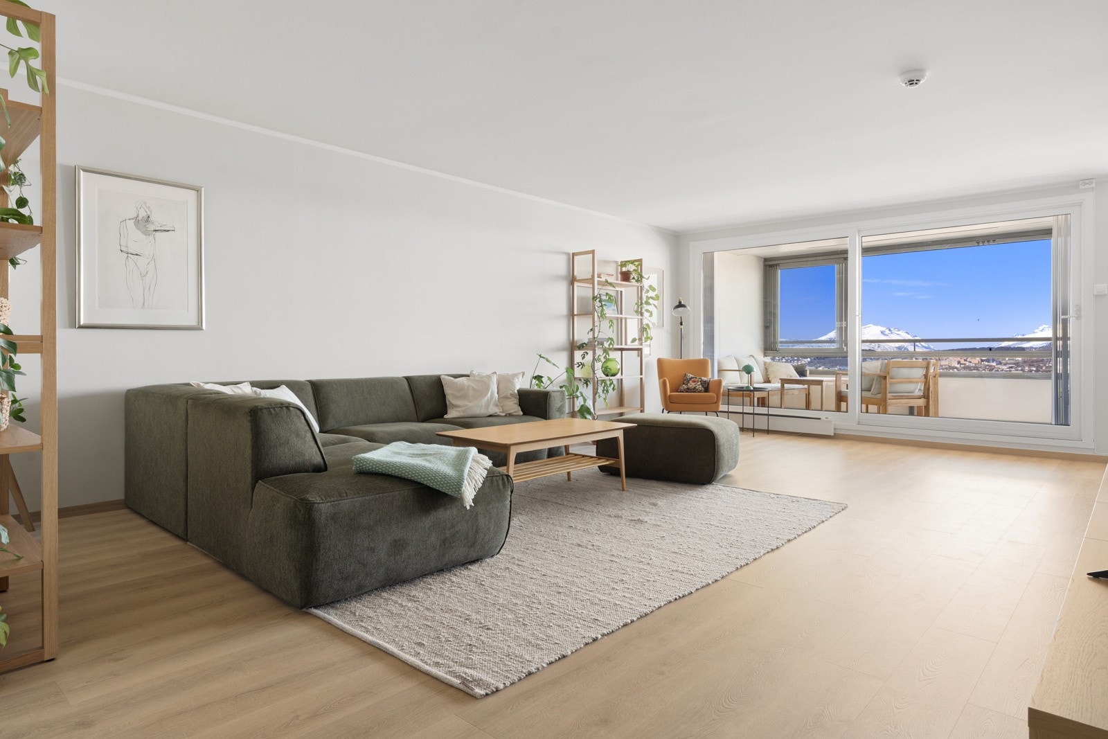 Her kan du enkelt møblere i flere soner, og har utgang til vestvendt veranda.