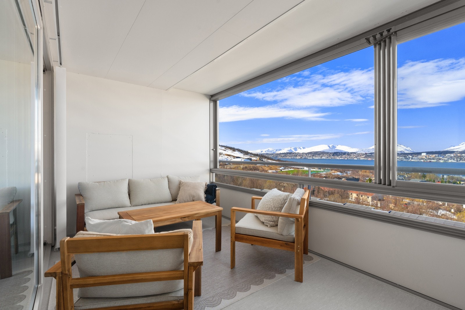 Her har du plass til ønsket møblement, og vinduene kan åpnes helt opp.