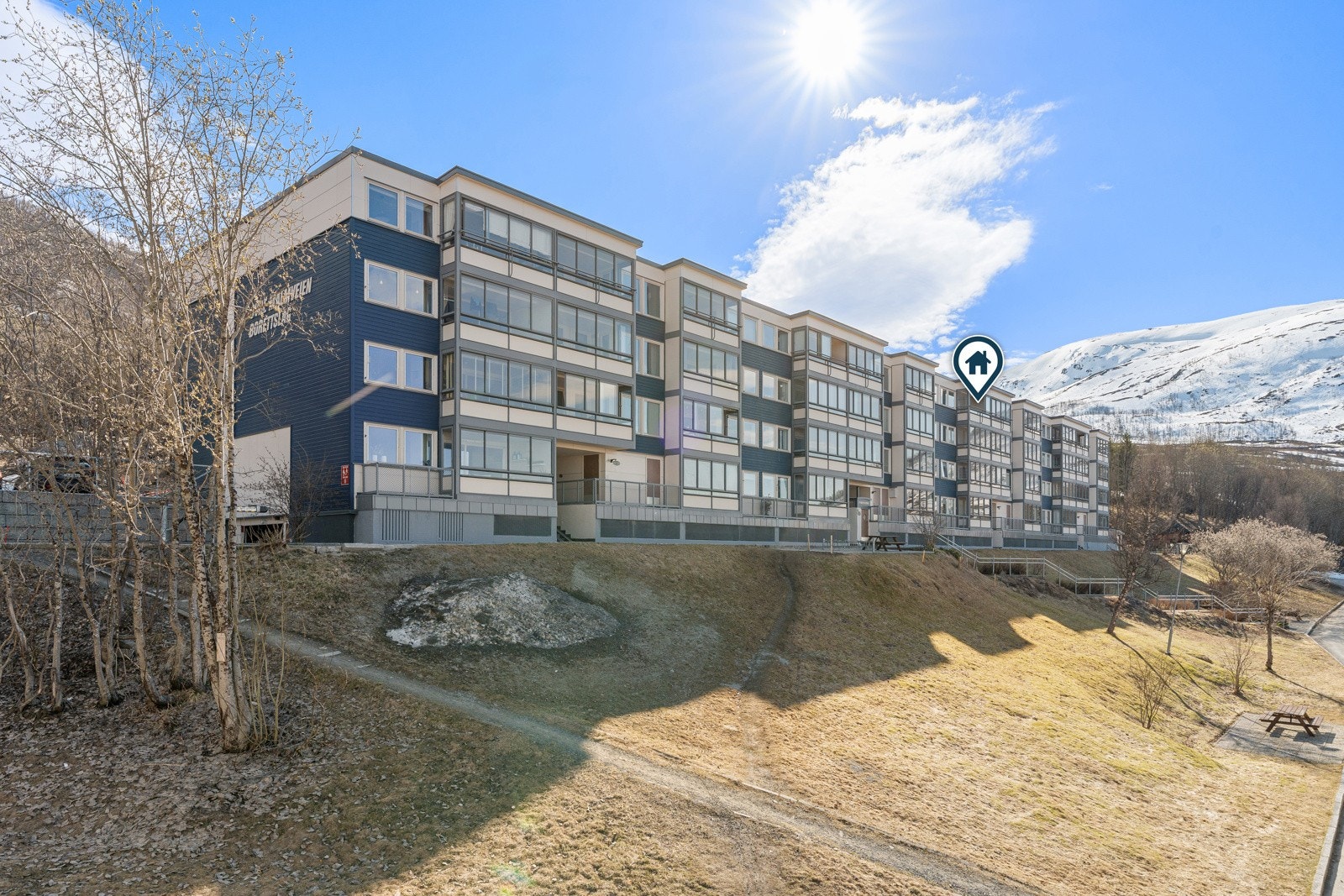 Leiligheten ligger i blokkens øverste etasje. Adkomst via trapp.