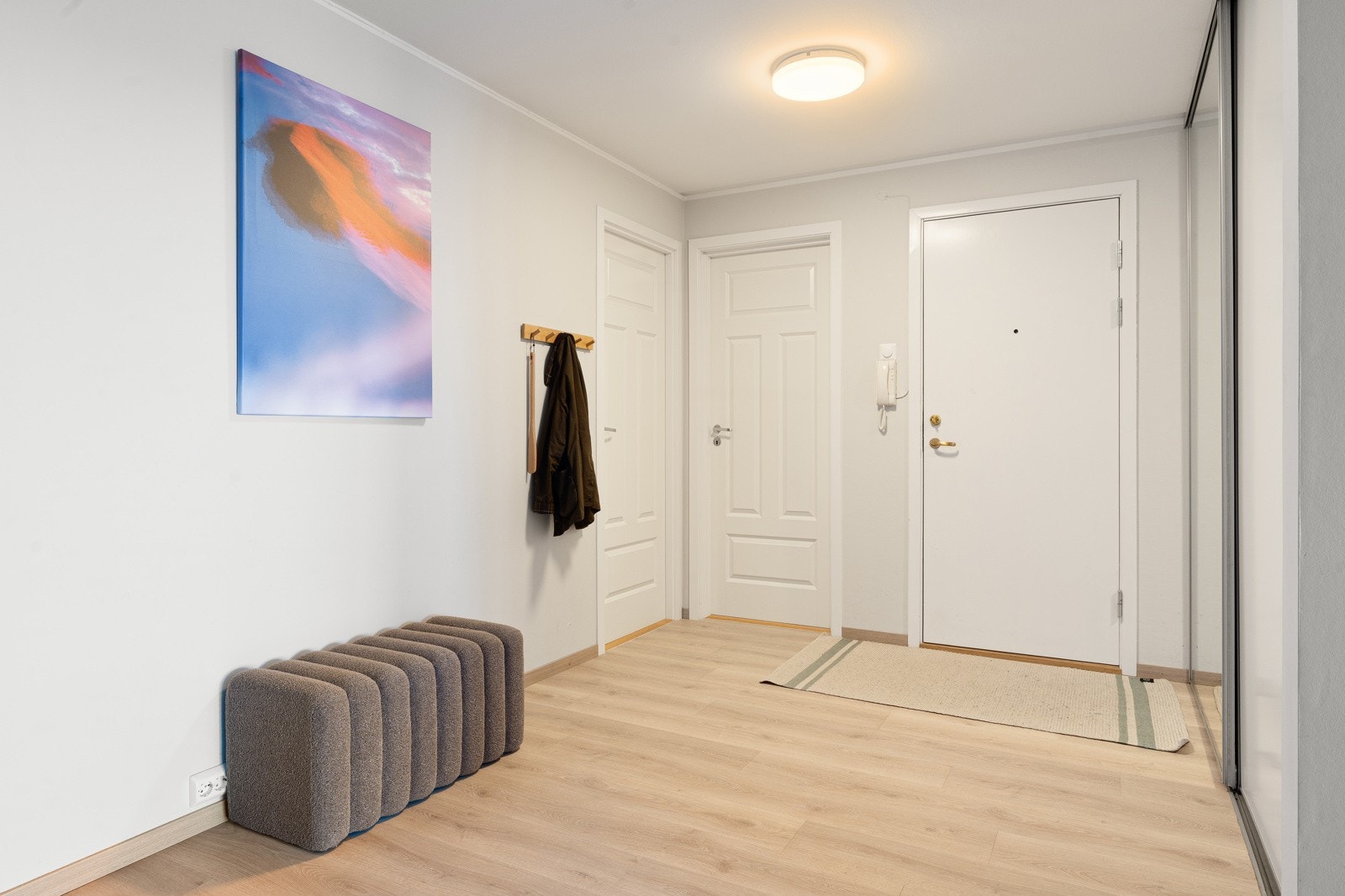 Mye oppbevaringsplass i garderober og bod.