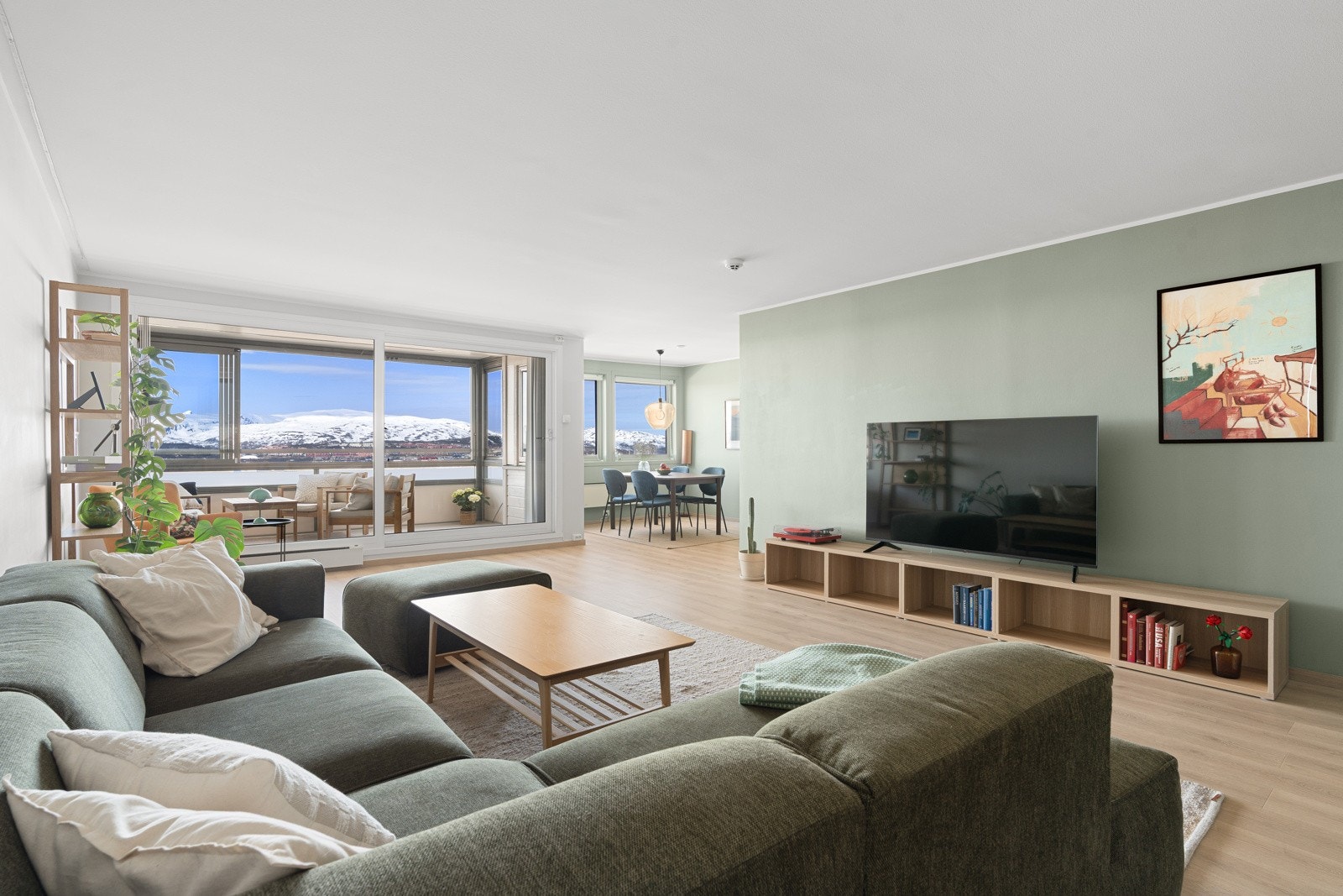 Stuen har gode møbleringsmuligheter og rikelig med naturlig lysinnslipp.